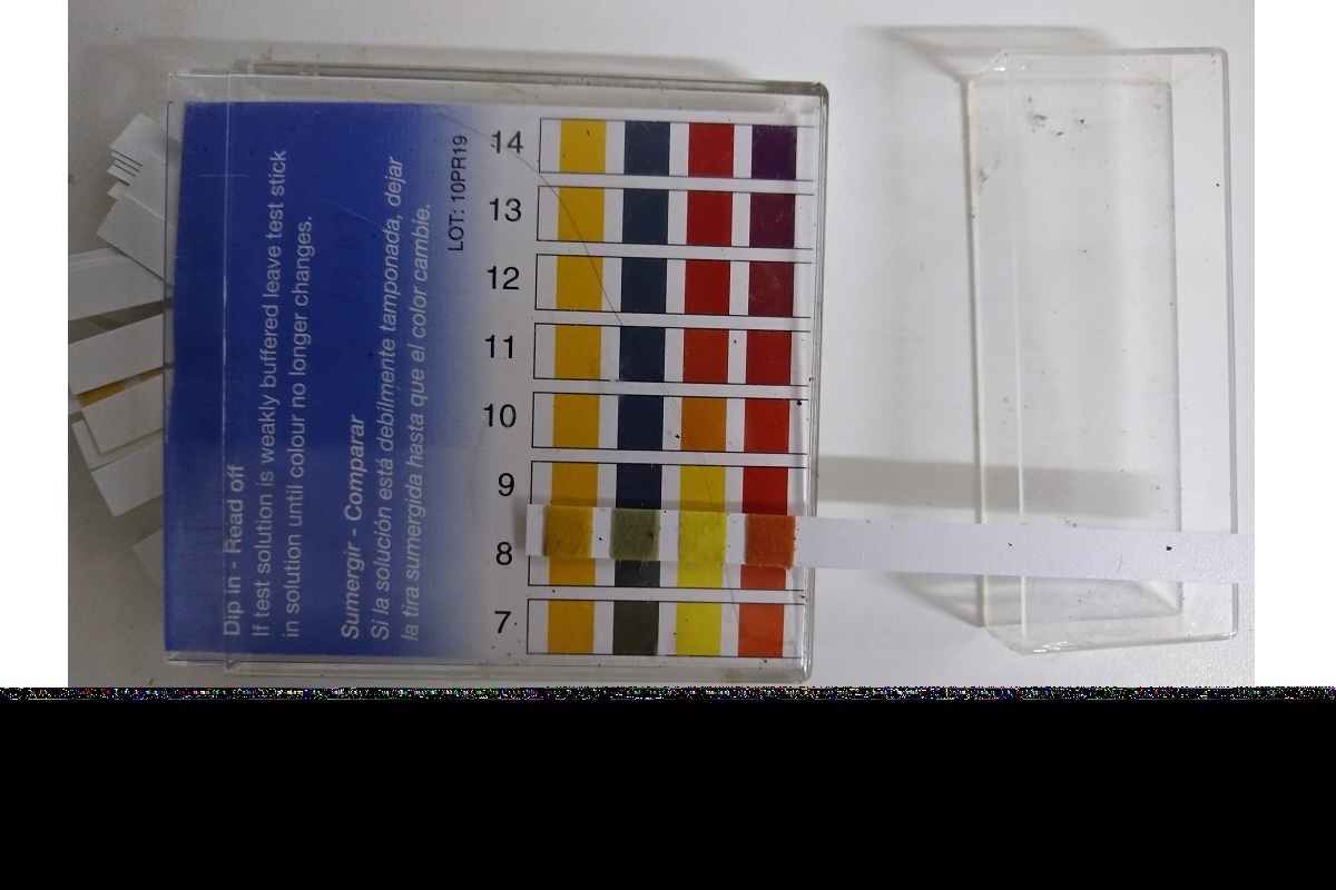 Strisce di pH, intervallo di misurazione 1-14 con risoluzione di 1. Il pH, misurato con un pHmetro, è risultato pari a 7,8 ma con le strisce è difficile discernere dal colore, se sia 7 oppure 8 o 9